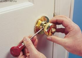 How to insert a lock into an interior door yourself