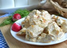 Recipes for chicken in sour cream sauce in a frying pan with garlic, mushrooms, onions, beans, cheese